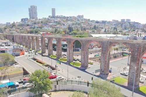 Activistas-en-Queretaro-protestan-por-el-consumo-de-agua-de-data-centers-en-el-300-aniversario-del-Acueducto