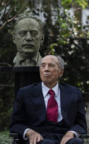 David-Ibarra-Munoz-recibe-la-medalla-Jose-Vasconcelos