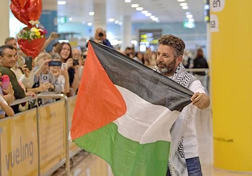Israel-deporta-a-dos-activistas-de-la-Flotilla-Global-Sumud-entre-ellos-a-Saif-Abukeshek
