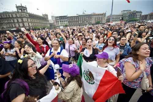 Sheinbaum-recibe-a-BTS-en-Palacio-Nacional-la-banda-saluda-a-miles-de-fans-desde-un-balcon