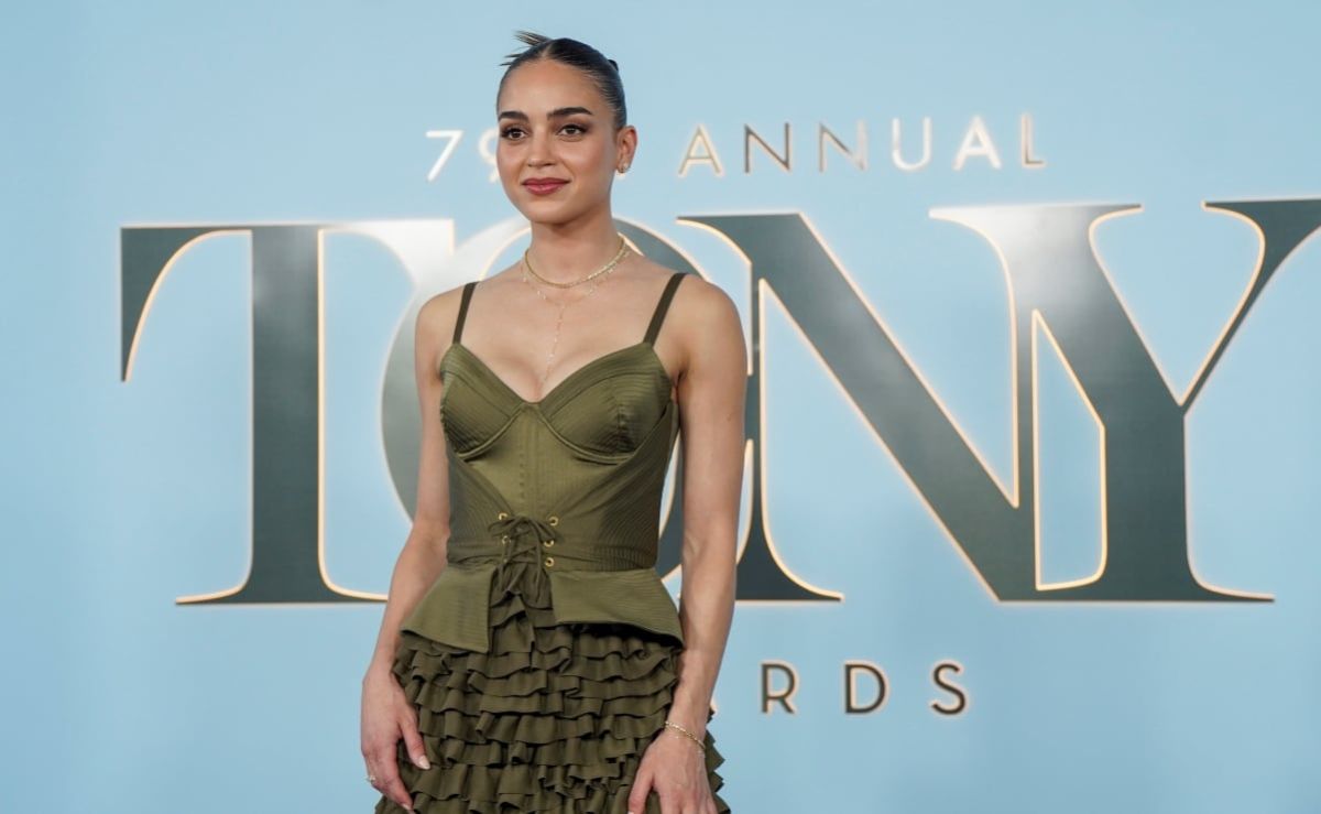 Melissa-Barrera-acapara-miradas-en-la-alfombra-roja-de-los-Premios-Tony-2026