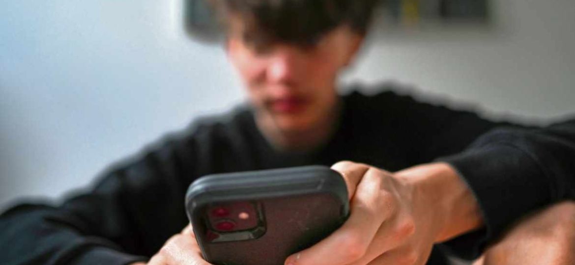 comision-europea-aplaza-por-12-meses-leyes-nacionales-sobre-redes-sociales-para-menores
