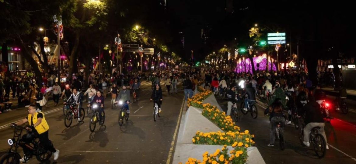 mas-de-100-mil-personas-participan-en-el-paseo-nocturno-de-dia-de-muertos-en-cdmx
