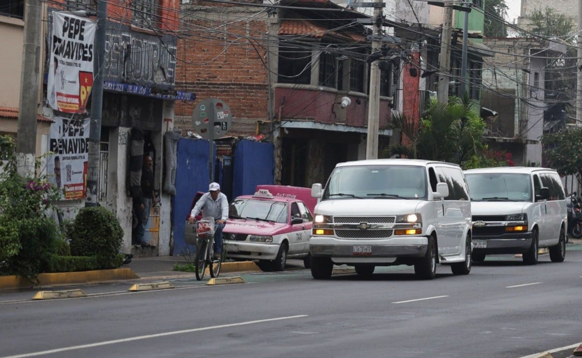 tras-operativo-ciclovia-de-eduardo-molina-queda-libre-pero-persisten-autos-sobre-banquetas
